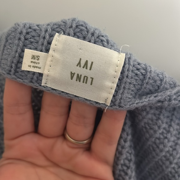 Luna Ivy V-Neck Knit Sweater - blue - Picture 4 of 4